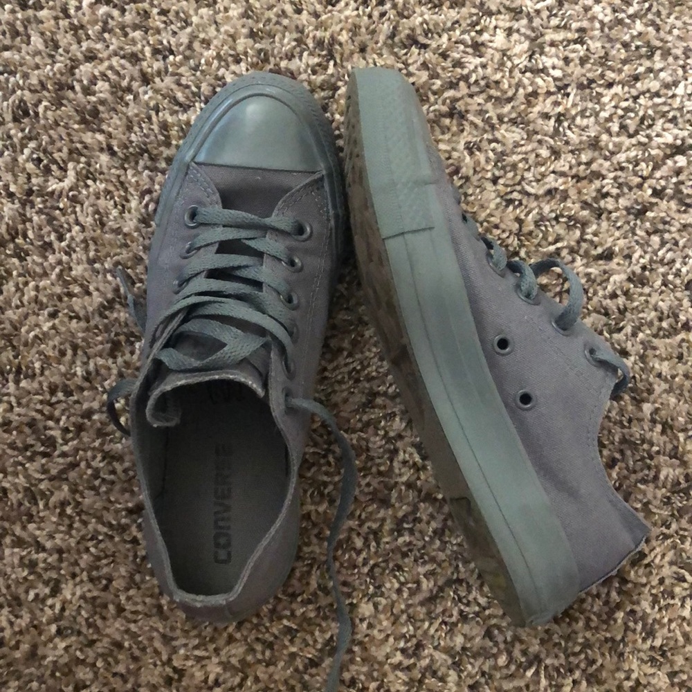 Size 7 Women’s Converse Shoe